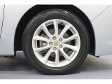 純正アルミホイール装備です。タイヤサイズは205/55R17を装着、タイヤ残り溝につきましては、足立店までお問い合わせください。