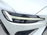 【LEDヘッドライト】ハイビームを先行車や対向車にあてず、その両サイドではハイビーム照射を維持。見える範囲が段違いに広くなりました。北欧神話に登場するトールハンマーをモチーフにデザイン。