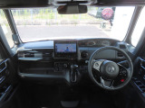 【インパネ周り】広々とした視界性の良い運転席です。ゆったりとした快適な乗り心地で運転できます。ブラック&times;ガンメタのインテリアカラーで、クロームメッキが漆黒に映える空間を演出しています。