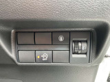 ハンドル右奥には各種設定スイッチがあります。運転者がスッと手を伸ばせば操作できので便利です。