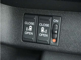 ◆両側電動スライドドア◆狭い駐車場でも乗り降りが楽々♪お子様が隣の車にドアを当ててしまう心配もございません!小さなお子様連れの方もこれで安心。