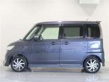 両側スライドドア付きだから、狭い駐車スペースなどでの 乗り降りラクラク!小さなお子さまのいるご家庭には嬉しい装備。