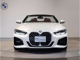 【BMWの伝統-1】BMWの特徴的な&ldquo;キドニーグリル&rdquo;は、80年以上続く伝統の形でございます。変わらないこだわりのデザインが、プレミアムブランド&ldquo;BMW&rdquo;を創り出します。
