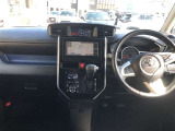 シンプルながら機能性あふれる運転席廻りです。視界性もよく、運転しやすいですよ。