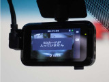 ◆ドライブレコーダー◆映像・音声などを記録する自動車用の装置です。 もしもの事故の際の記録はもちろん、旅行の際の思い出としてドライブの映像を楽しむことができます。