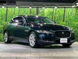 前方を走る車のルームミラーに映った時に一目でJAGUARと判るインパクトのあるデザイン。また、ヘッドライトのJブレードから後方にまで流れる彫刻的なデザインがジャガーの魅力です!