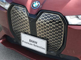 左右のキドニー・グリルの中心にはBMWのエンブレムが鎮座し、個性を放つデザイン性を兼ね備えました。
