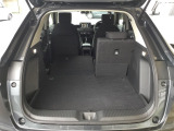 後席は分割可倒式で、用途に合わせてアレンジ可能。荷物の量や乗車人数に応じて柔軟に使える便利なシートです。