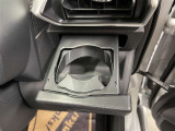 運転席と助手席には、格納式のドリンクホルダーが装備されています。