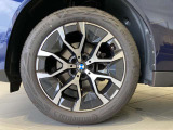 BMWの純正アロイホイールは軽量かつ強度にも優れているホイールで走行性能を引き上げる設計になっております。足元にもBMWは妥協がなくこだわっている個所になります。