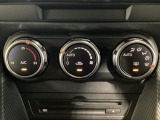 空調スイッチ類は最近流行のタッチパネル式ではなく、運転中でも直感的に操作できるダイヤル式を採用しております。