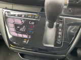 エアコン操作がタッチパネルスイッチにて操作。お掃除時にはサッと拭くだけで簡単お掃除。