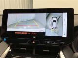 車庫入れなど後進運転時に死角をモニターで確認ができて安全です♪ ステアリング操作の参考になるガイド線も表示しますので車庫入れがニガテな方も安心ですネ!