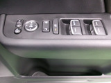 運転席から全ての窓の開閉ができます。ウィンドウロック機能はお子様のいたずら防止に有効です。