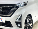 【LEDヘッドライト】悪天候や夜間走行時も良好な視界を確保し安心して運転できる高輝度LEDヘッドライトを装備!点灯速度が早く、消費電力も抑えられています。