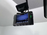 前後ドライブレコーダーの写真です。事故などの際、車両前方の映像を記録します