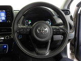 快適な操作性の運転席、ハンドルも綺麗に清掃済みです。もちろん安全を守るエアバッグも装備しているので安心してお乗りいただけます。