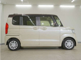 リアには左右スライドドアを採用。狭い駐車場でも開閉しやすく、強風の日でもドアが煽られにくくなっております。小さなお子さまやご年配の方も安心して乗り降りできます。
