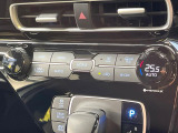 【オートエアコン】一度お好みの温度に設定すれば、車内の温度を検知し風量や温度を自動で調整。暑い&hellip;寒い&hellip;と何度もスイッチ操作をする必要はありません。快適な車内空間には必須の機能ですね♪