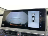 パノラミックビューモニターを装備。駐車場や交差点でクルマを真上から見るように周囲を確認できます。機能の詳細は販売店スタッフまでおたずねください。
