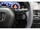 Hondaセンシングの機能のひとつ、アダプティブクルーズコントロール付!アクセルから足を離しても設定したスピードと前車との車間を保ち走行してくれます!車線維持もアシスト☆高速道路で疲労軽減ですね☆