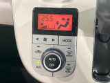 【オートエアコン】一度お好みの温度に設定すれば、車内の温度を検知し風量や温度を自動で調整。暑い&hellip;寒い&hellip;と何度もスイッチ操作をする必要はありません。快適な車内空間には必須の機能ですね♪