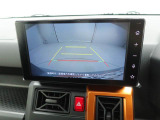 後退時に車両の後ろ側をモニター画面に表示します。車庫入れなどでバックする際に後方確認ができて便利です。車庫入れが苦手な人もこれで安心。