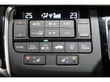 運転席と助手席の温度設定の変更が可能な左右独立タイプのデュアルエアコンです♪♪♪暑がりな人・寒がりな人も誰もが車内を快適にお過ごしいただけます♪♪♪