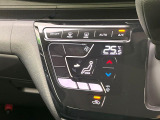 【オートエアコン】一度お好みの温度に設定すれば、車内の温度を検知し風量や温度を自動で調整。暑い&hellip;寒い&hellip;と何度もスイッチ操作をする必要はありません。快適な車内空間には必須の機能ですね♪