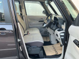 運転席まわりです。実際に座ってみて、乗り心地を体験してみてください。