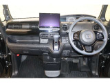 操作性に優れた運転席となります!小物入れや各ボタンの配置にこだわり、使いやすいです!座り心地もよく視認性も良好なのでロングドライブもお任せ下さい!