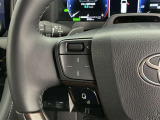運転中、オーディオの操作をしてて、ハッとしたことはありませんか?ステアリングスイッチは、運転中でもハンドルでオーディオの操作が可能です。安全なドライブをサポートします。