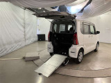 車椅子乗降用スロープを降ろした状態です。