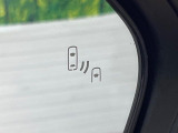 【ブラインドスポットモニター】走行中、ドアミラーの死角になりやすい箇所に後続車が接近するとサイドミラーのレンズに警告を表示!ドライバーに注意喚起をしてくれます。