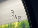 【ブラインドスポットモニター】走行中、ドアミラーの死角になりやすい箇所に後続車が接近するとサイドミラーのレンズに警告を表示!ドライバーに注意喚起をしてくれます。