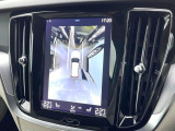 【360&deg;ビューカメラ】4台の高解像度カメラで360度の鳥瞰図を表示。隣の車や壁、死角にある障害物などを画面で確認できるため、狭いスペースでの駐車・出入りも安心です。