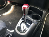 操作しやすいATシフトです。 シフトチェンジを気にしなくていいので運転だけに集中できますね。 自然と手に届くところにある、手になじむ形状のシフトノブがいいですね。