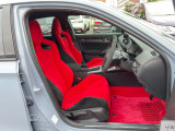 体を包み込む形のシートなので、長時間運転しても疲れません。