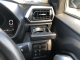 運転席用・助手席用と2つのカップホルダーを装備しています。ドリンクだけでなく、色々な小物の置き場所としても大変便利です。