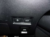 『1台』のお車に対して、3名体制で日々議論を重ね仕入れを行っております。