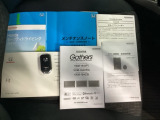 取扱説明書やメンテナンスノートもそろっています。スマートキーは荷物を持っている時でも、キーを取り出さずドアの施錠・開錠ができます。