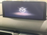 【10.25インチマツダコネクト】車内の雰囲気にマッチした大型ディスプレイ。スマホ接続でのナビ使用やBluetooth再生等、様々な機能が楽しめます。直感的なダイヤル操作が可能で、使い勝手も良好です。