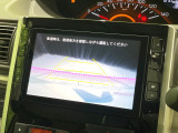 【バックカメラ】駐車時に後方がリアルタイム映像で確認できます。大型商業施設や立体駐車場での駐車時や、夜間のバック時に大活躍!運転スキルに関わらず、今や必須となった装備のひとつです!