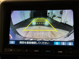 リバースギアに入れるだけで後方の表示へ切り替わります。夜間や雨の日の駐車も楽になりますよ。