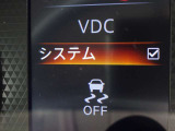 【横滑り防止】ハンドル操作や滑りやすい路面を走行中、横滑りを感知すると自動的に車両の進行を保つよう制御!