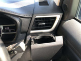 運転席用・助手席用と2つのカップホルダーを装備しています。ドリンクだけでなく、色々な小物の置き場所としても大変便利です。