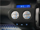 フルオートエアコン搭載。好みの温度に設定するだけで、風向や風量を自動でコントロール!いつでも快適な車内環境に。