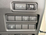 アイドリングストップOFFスイッチやヘッドライトレベライザーダイヤルなど、運転席から手が届きやすい位置に集約された各種機能スイッチです。