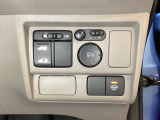 左側電動スライドドアは運転席からでも操作ができるように、ハンドル付近に開閉の操作スイッチが付いています。