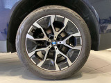 BMWの純正アロイホイールは軽量かつ強度にも優れているホイールで走行性能を引き上げる設計になっております。足元にもBMWは妥協がなくこだわっている個所になります。